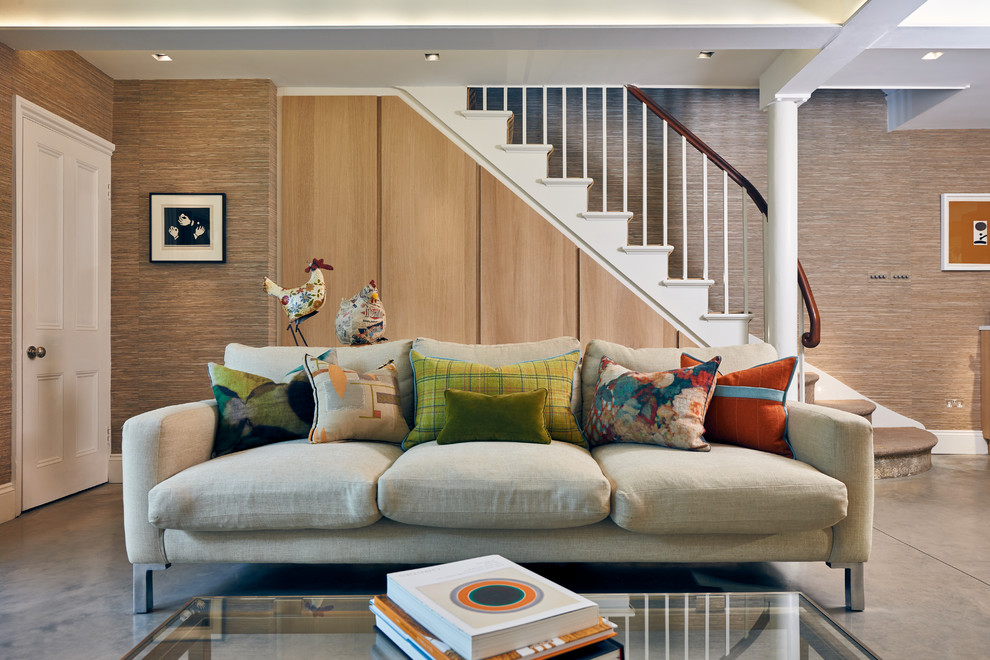 На фото: открытая гостиная комната среднего размера в современном стиле с бетонным полом, отдельно стоящим телевизором и зеленым полом