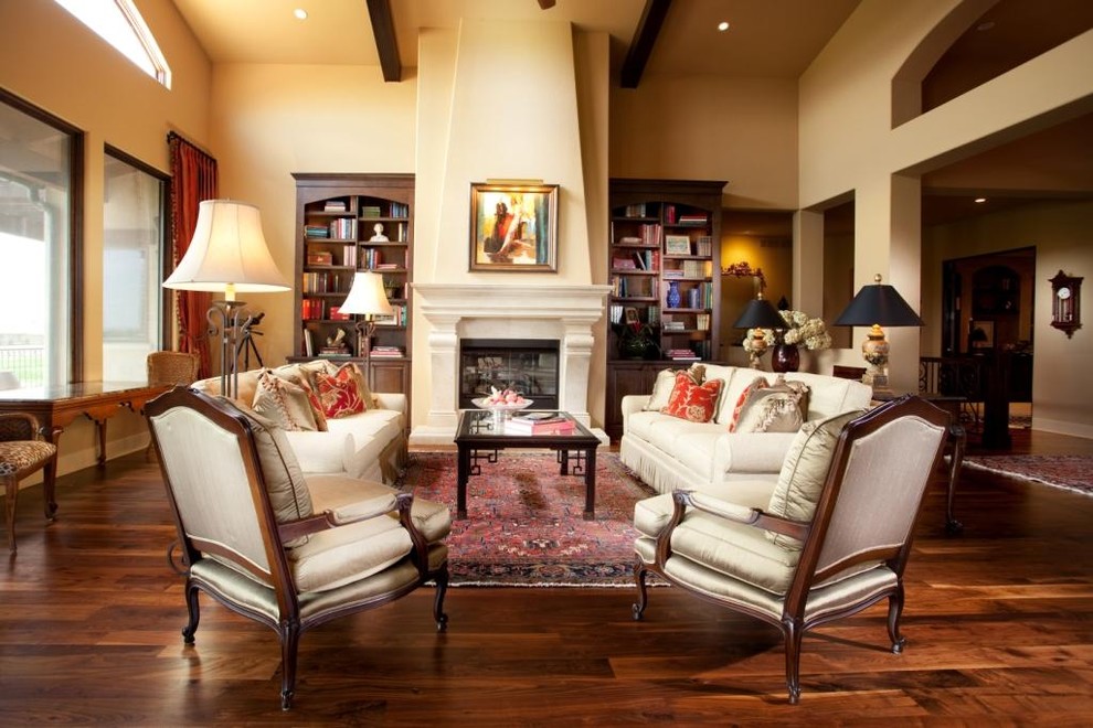 Idee per un soggiorno classico con pareti beige, camino classico e pavimento marrone