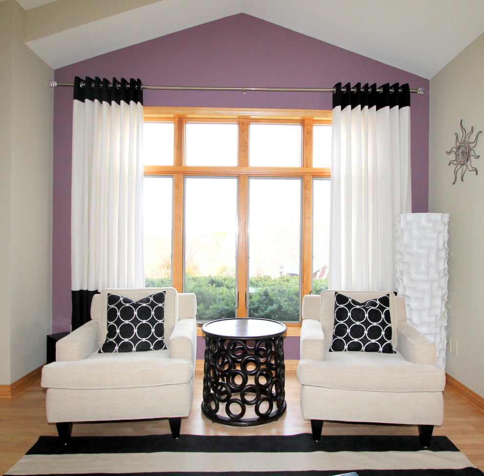 Diseño de salón cerrado bohemio de tamaño medio sin chimenea y televisor con paredes púrpuras y suelo de madera clara