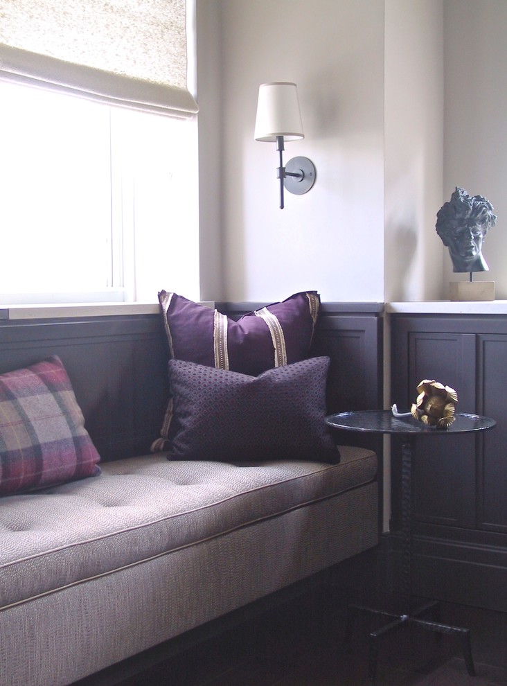 Пример оригинального дизайна: изолированная гостиная комната в стиле неоклассика (современная классика) с серыми стенами и темным паркетным полом без камина
