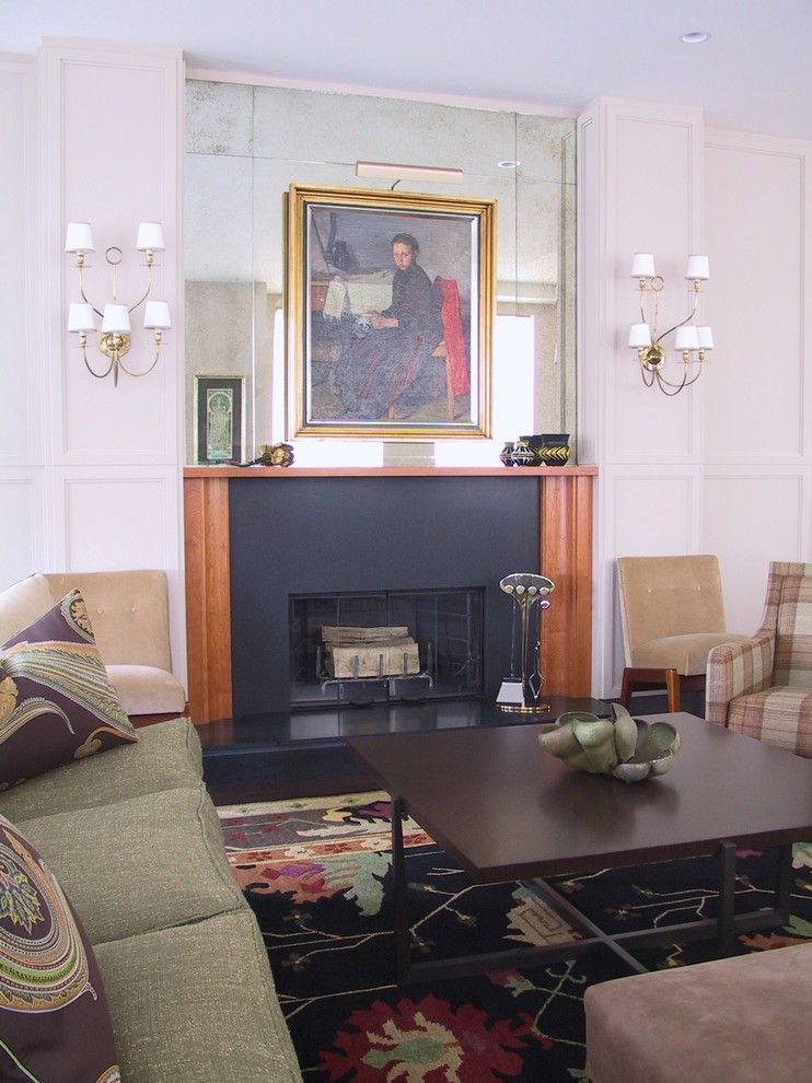 Пример оригинального дизайна: изолированная гостиная комната среднего размера в стиле неоклассика (современная классика) с белыми стенами, темным паркетным полом и стандартным камином