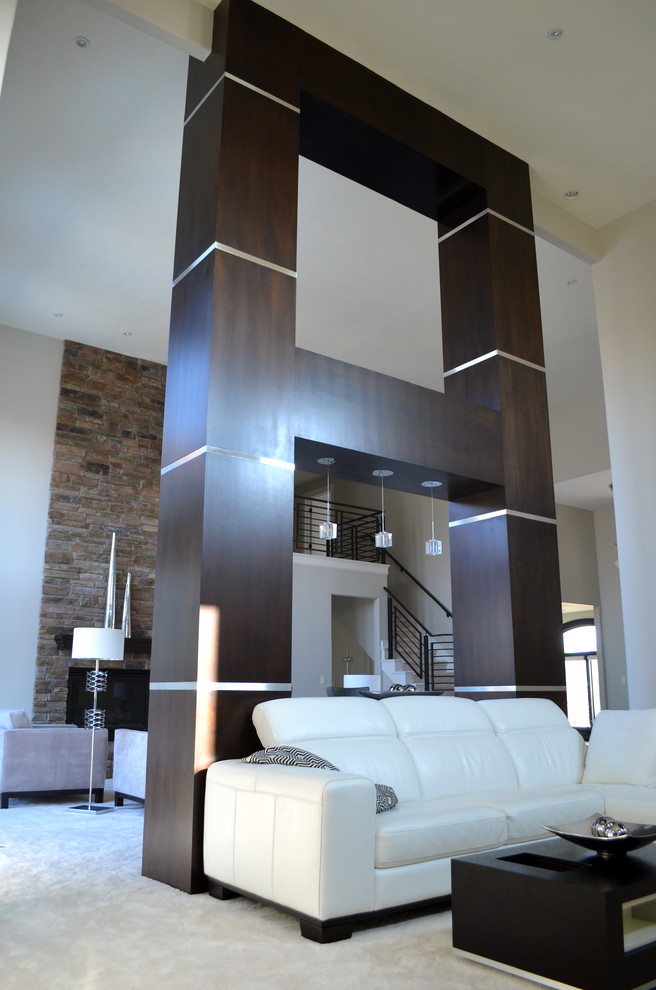 Idée de décoration pour un salon design avec un manteau de cheminée en pierre, un mur blanc et un escalier.