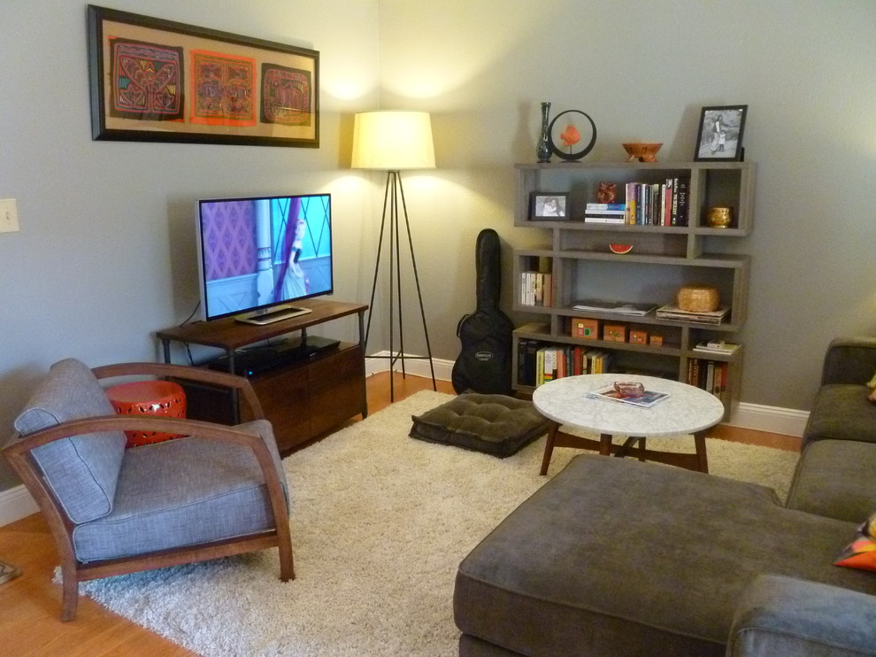 Idée de décoration pour un petit salon bohème ouvert avec un mur gris, parquet clair et un téléviseur indépendant.