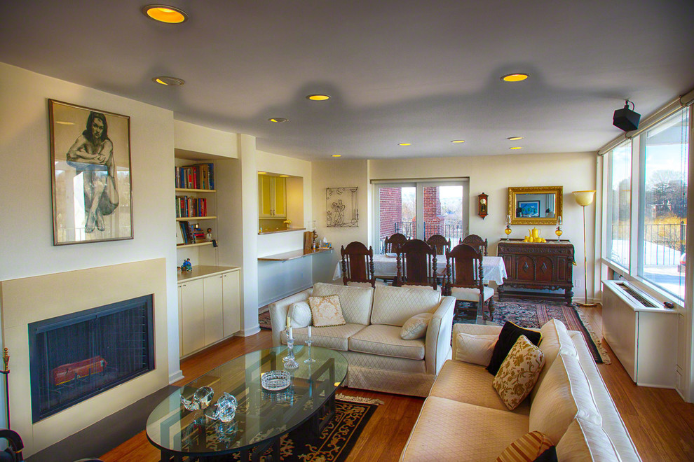 Großes, Repräsentatives, Fernseherloses, Offenes Eklektisches Wohnzimmer mit beiger Wandfarbe, braunem Holzboden und Kamin in Boston
