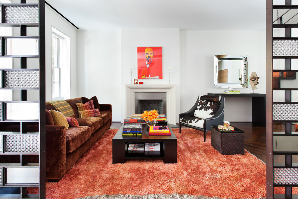 Fernseherloses, Abgetrenntes Modernes Wohnzimmer mit weißer Wandfarbe, dunklem Holzboden und Kamin in New York