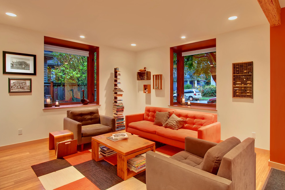 Offenes Modernes Wohnzimmer mit beiger Wandfarbe und braunem Holzboden in Seattle