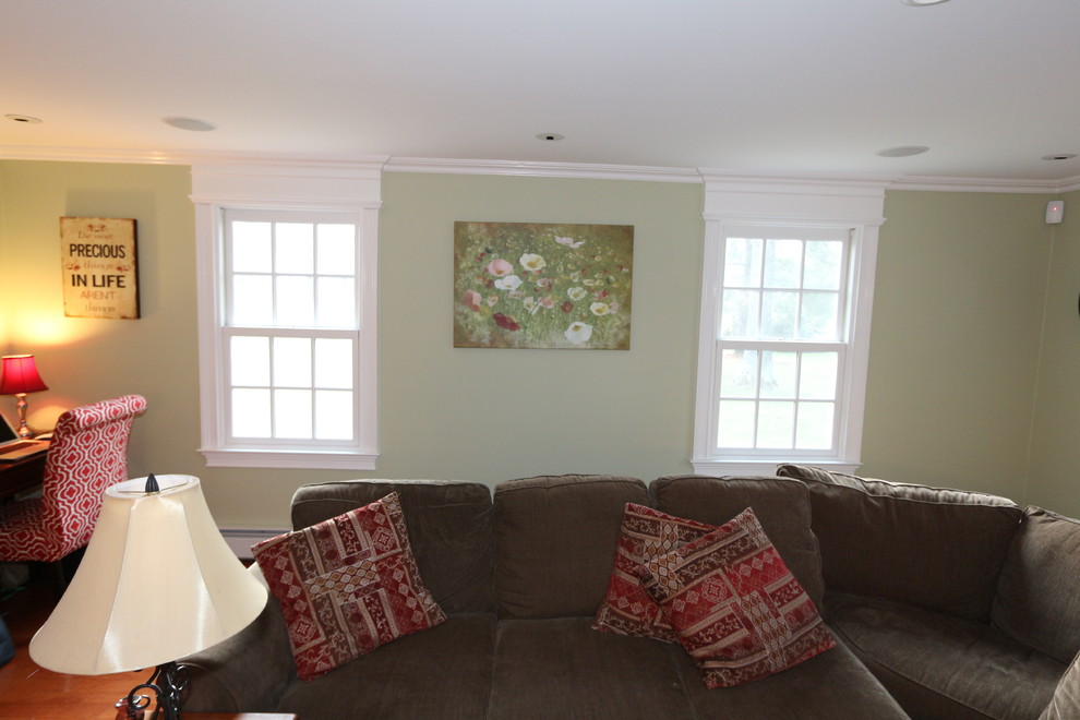 Ispirazione per un soggiorno tradizionale con pareti verdi, pavimento in legno massello medio e pavimento marrone