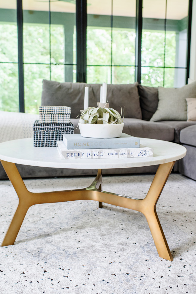 Immagine di un soggiorno design con pareti bianche, parquet chiaro e travi a vista