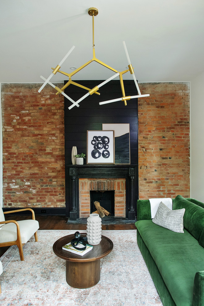 Aménagement d'un salon moderne avec un mur blanc, une cheminée standard, un manteau de cheminée en lambris de bois et un mur en parement de brique.