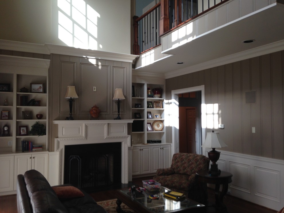 Mittelgroßes, Repräsentatives, Abgetrenntes Klassisches Wohnzimmer mit brauner Wandfarbe, dunklem Holzboden, Kamin und verputzter Kaminumrandung in Nashville