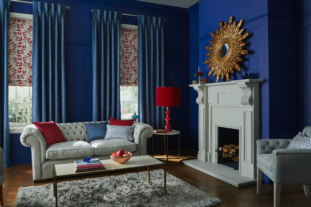 Inredning av ett klassiskt vardagsrum, med blå väggar och mörkt trägolv