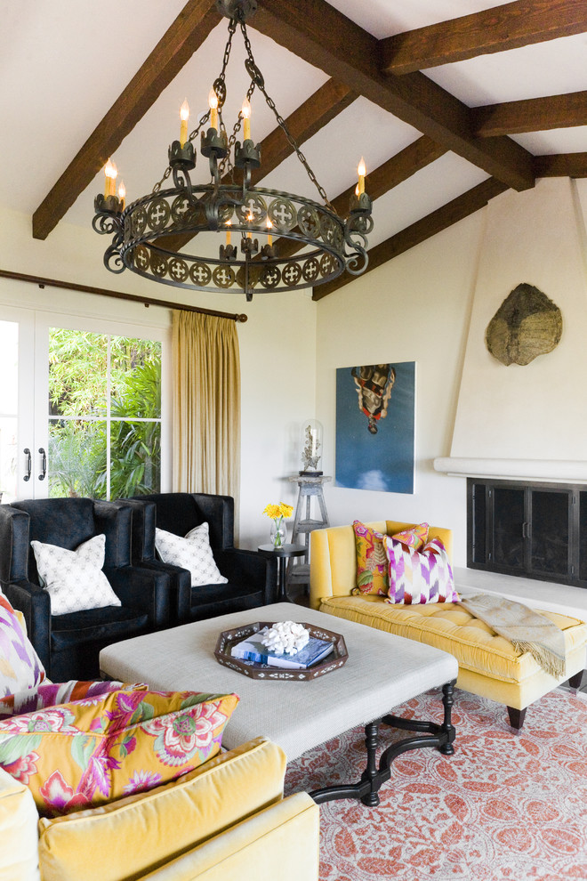 Idee per un soggiorno eclettico con pareti beige e camino classico