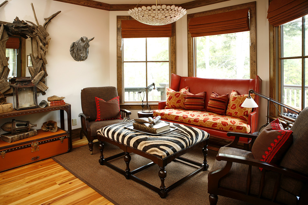 На фото: маленькая гостиная комната в стиле фьюжн с паркетным полом среднего тона для на участке и в саду с
