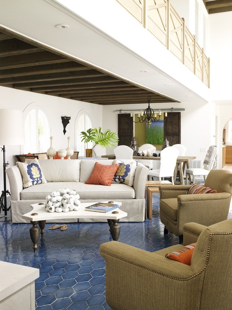 Idee per un soggiorno minimal aperto con pareti bianche e pavimento blu