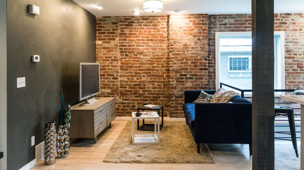 Aménagement d'un petit salon contemporain ouvert avec un mur gris, parquet clair et un téléviseur indépendant.