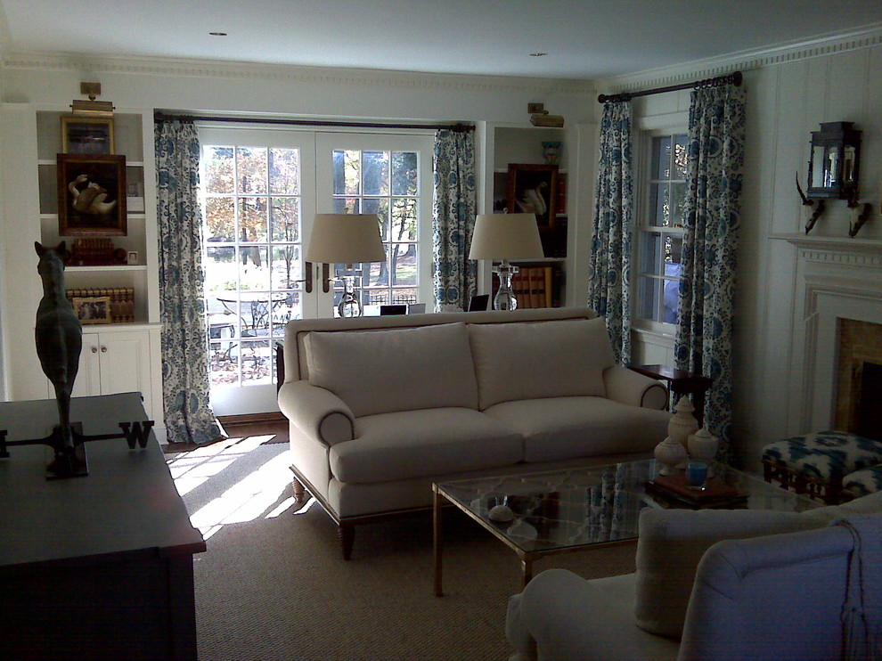 Стильный дизайн: парадная, изолированная гостиная комната среднего размера в классическом стиле с белыми стенами, темным паркетным полом, стандартным камином и фасадом камина из металла без телевизора - последний тренд