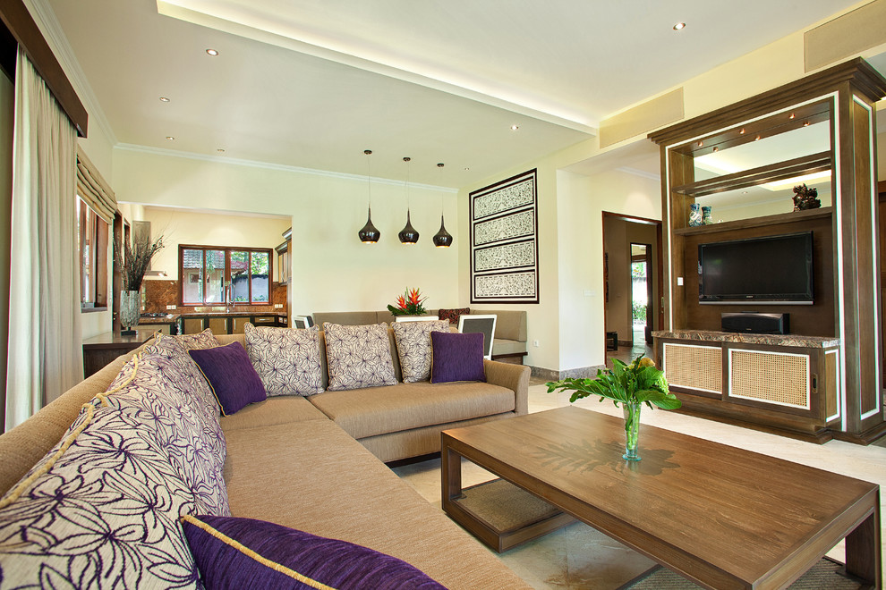 Cette photo montre un grand salon asiatique ouvert avec un mur beige, un sol en marbre et un téléviseur encastré.
