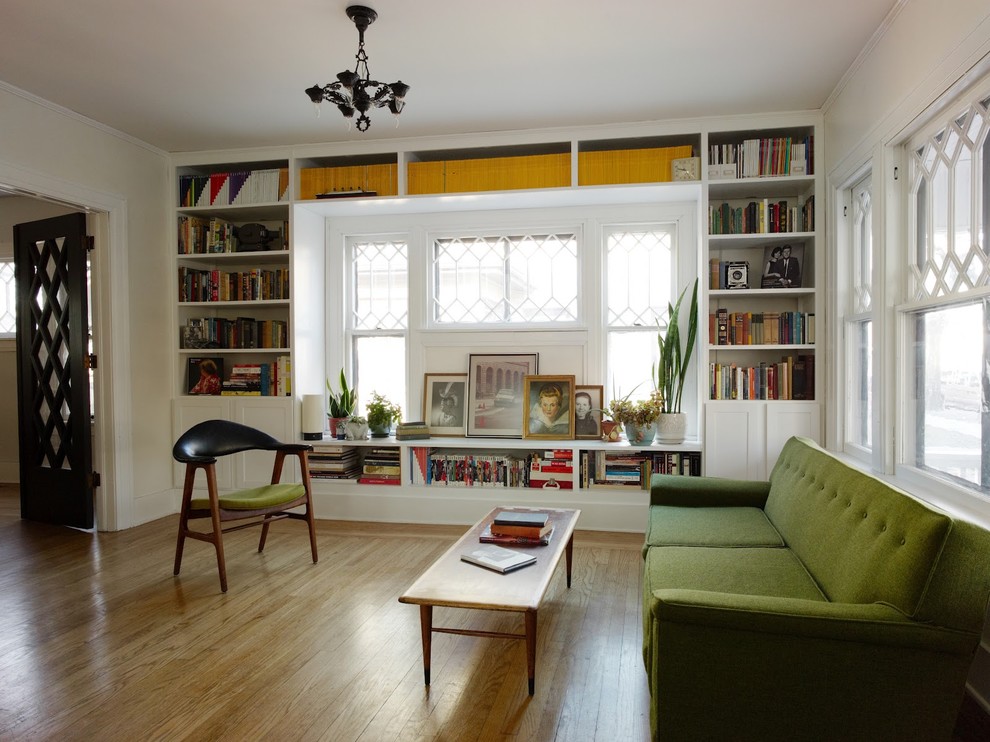 Idéer för eklektiska separata vardagsrum, med ett bibliotek och vita väggar