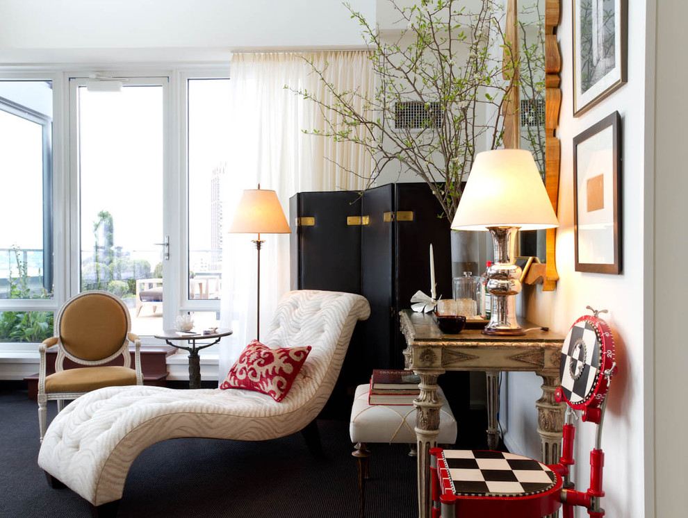 На фото: гостиная комната в современном стиле с белыми стенами, ковровым покрытием и красивыми шторами с