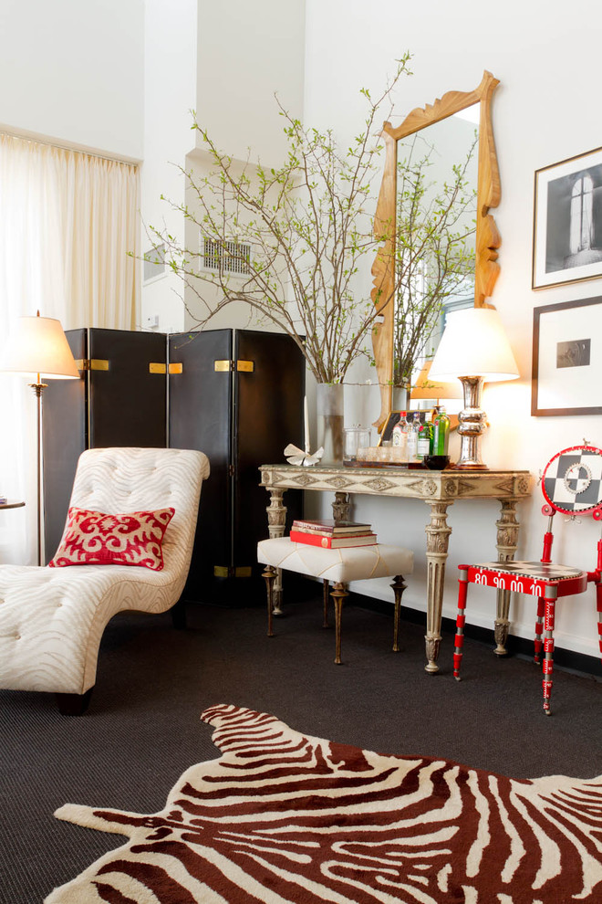 Идея дизайна: гостиная комната в современном стиле с белыми стенами и ковровым покрытием