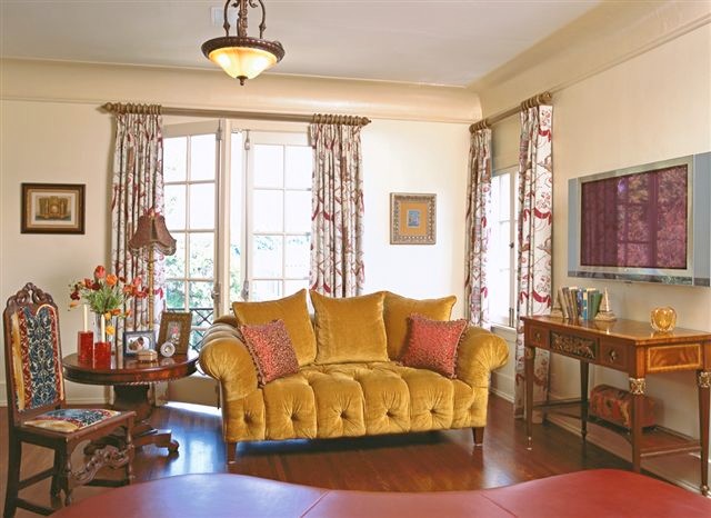 Esempio di un piccolo soggiorno eclettico aperto con sala formale, pareti beige, parquet scuro e TV a parete