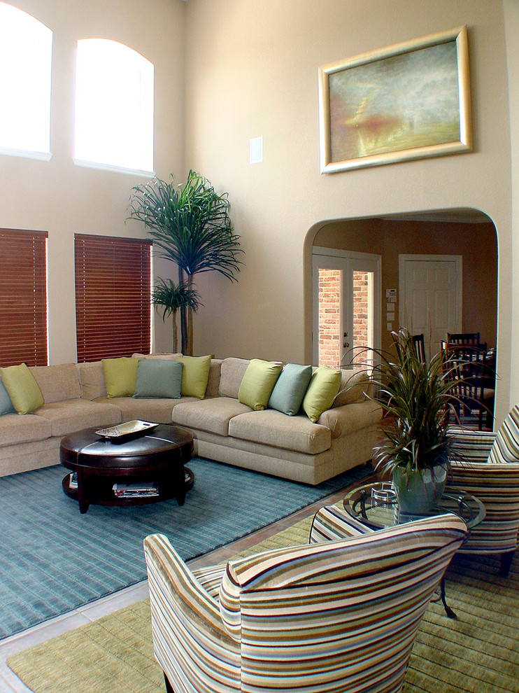 Foto di un soggiorno design aperto con pareti beige, pavimento in gres porcellanato, nessun camino e nessuna TV