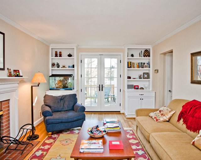 Foto di un soggiorno classico di medie dimensioni e chiuso con sala formale, pareti beige, parquet chiaro e nessuna TV