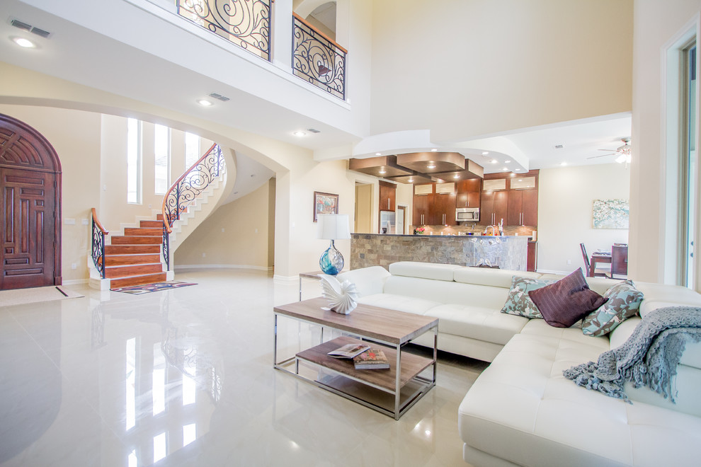Esempio di un grande soggiorno design aperto con pareti beige e pavimento con piastrelle in ceramica