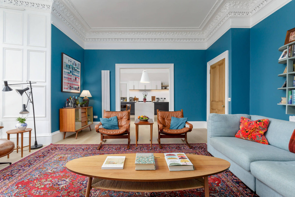 На фото: большая гостиная комната в современном стиле с синими стенами