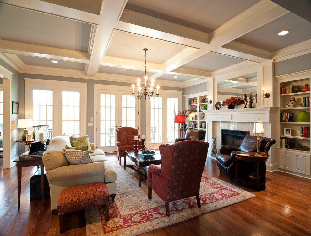 Стильный дизайн: гостиная комната в классическом стиле с серыми стенами - последний тренд