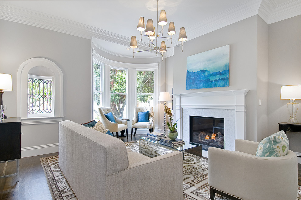 Идея дизайна: гостиная комната в классическом стиле с серыми стенами, стандартным камином и ковром на полу