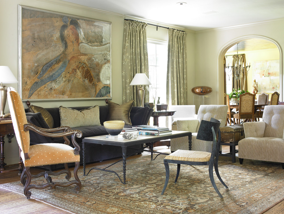 Esempio di un soggiorno classico con pareti beige