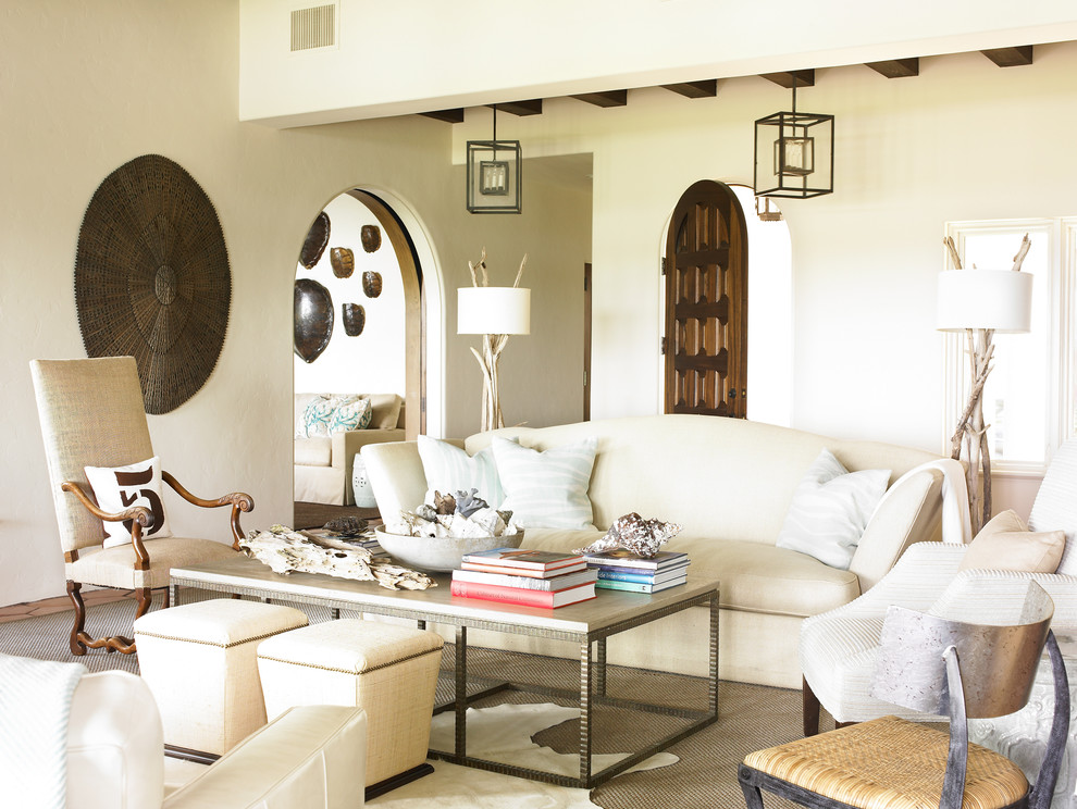 Esempio di un soggiorno costiero con pareti beige e moquette