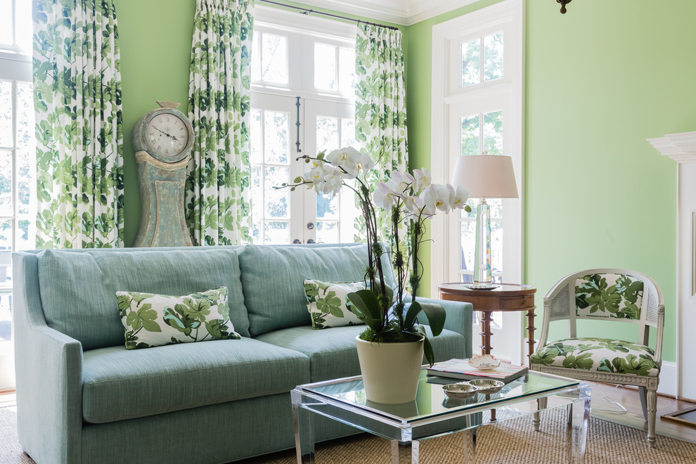 Mittelgroßes, Fernseherloses, Abgetrenntes Klassisches Wohnzimmer mit grüner Wandfarbe, braunem Holzboden und Kamin in Raleigh
