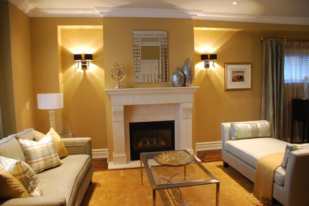 トロントにあるコンテンポラリースタイルのおしゃれなリビング (黄色い壁、標準型暖炉) の写真