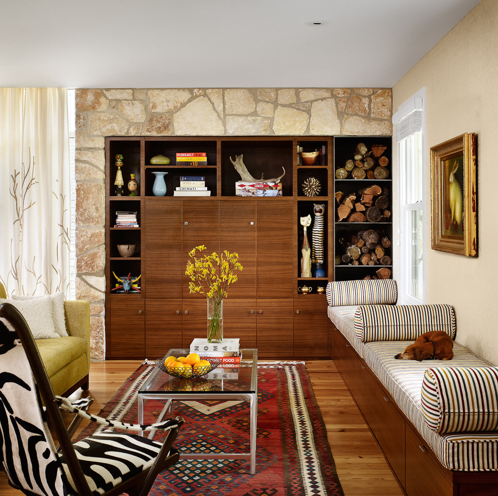 Foto de salón retro con paredes beige, piedra y alfombra