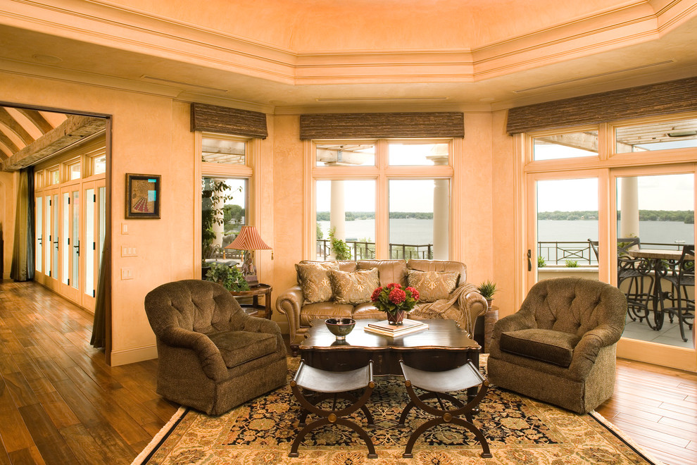 Foto di un piccolo soggiorno classico aperto con sala formale, pareti beige, pavimento in legno massello medio e nessuna TV