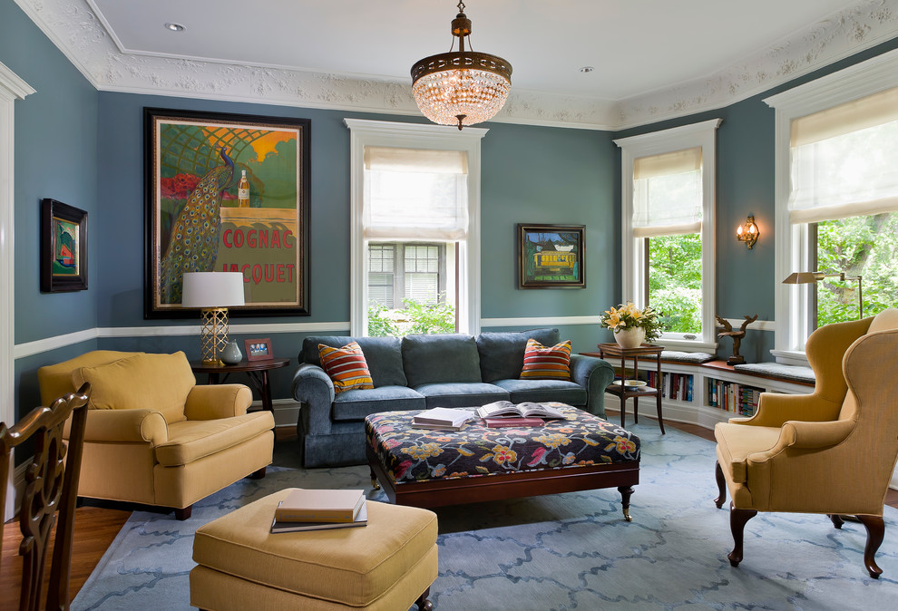 Imagen de salón para visitas cerrado tradicional de tamaño medio sin televisor con paredes azules y suelo de madera clara