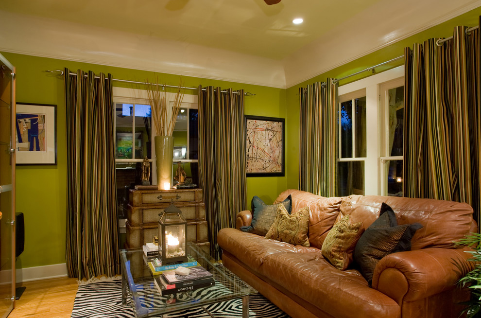 Стильный дизайн: изолированная гостиная комната в стиле фьюжн с зелеными стенами и красивыми шторами - последний тренд