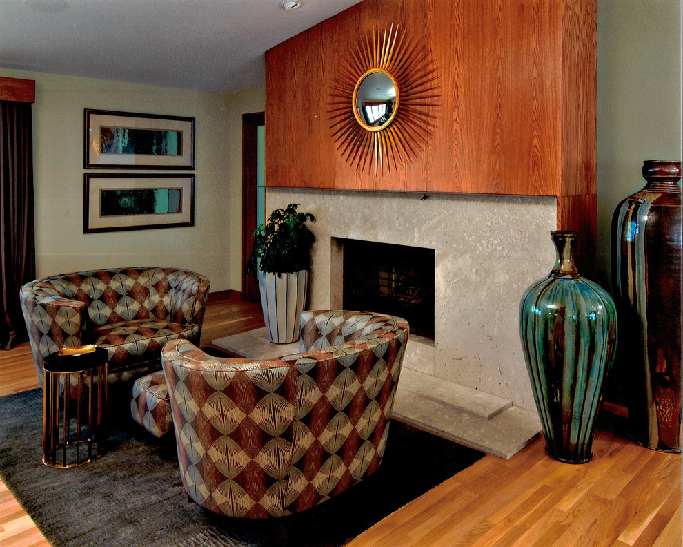 Esempio di un soggiorno contemporaneo chiuso con camino classico e pareti verdi