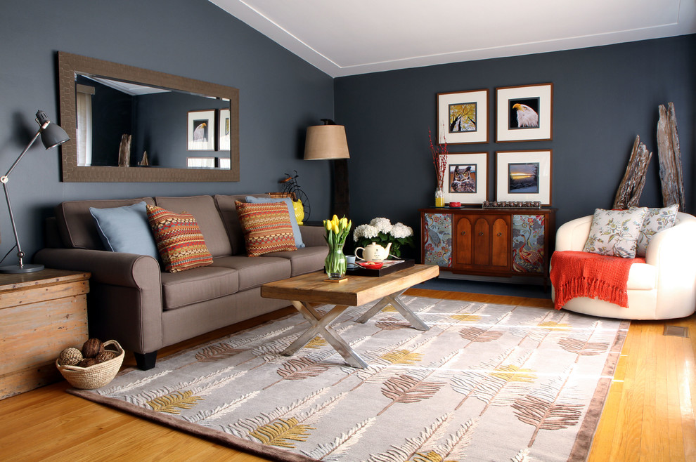 Réalisation d'un salon design de taille moyenne avec un mur bleu et un sol en bois brun.