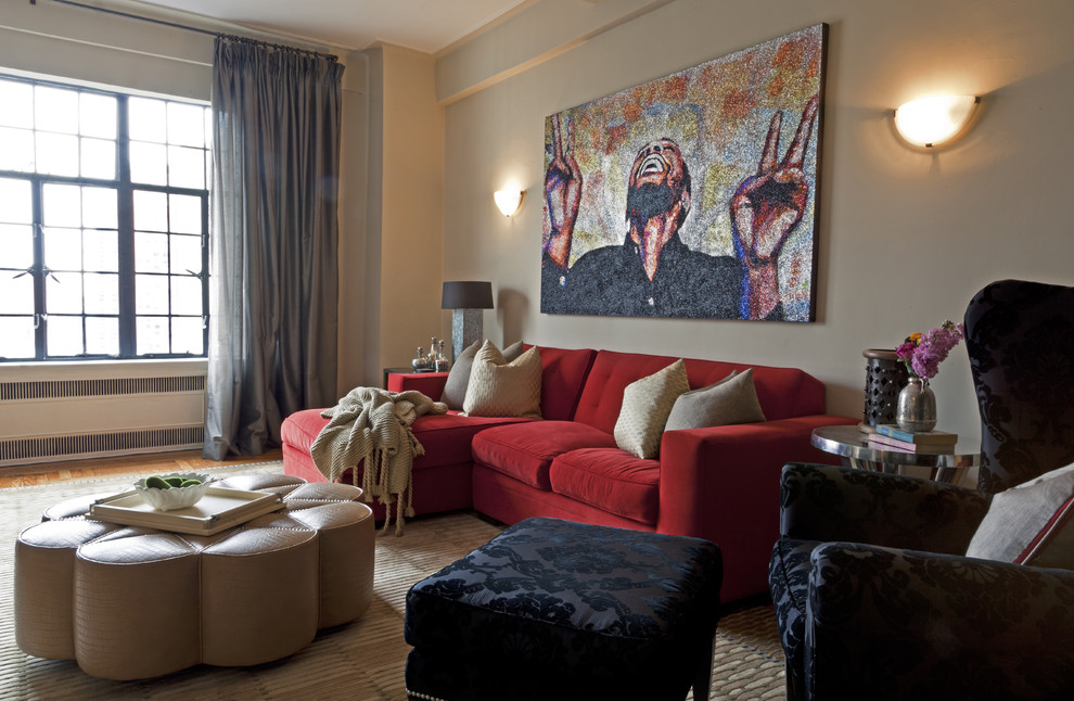 Immagine di un soggiorno minimal di medie dimensioni con pareti beige, pavimento in legno massello medio, camino classico, cornice del camino in mattoni e pavimento marrone