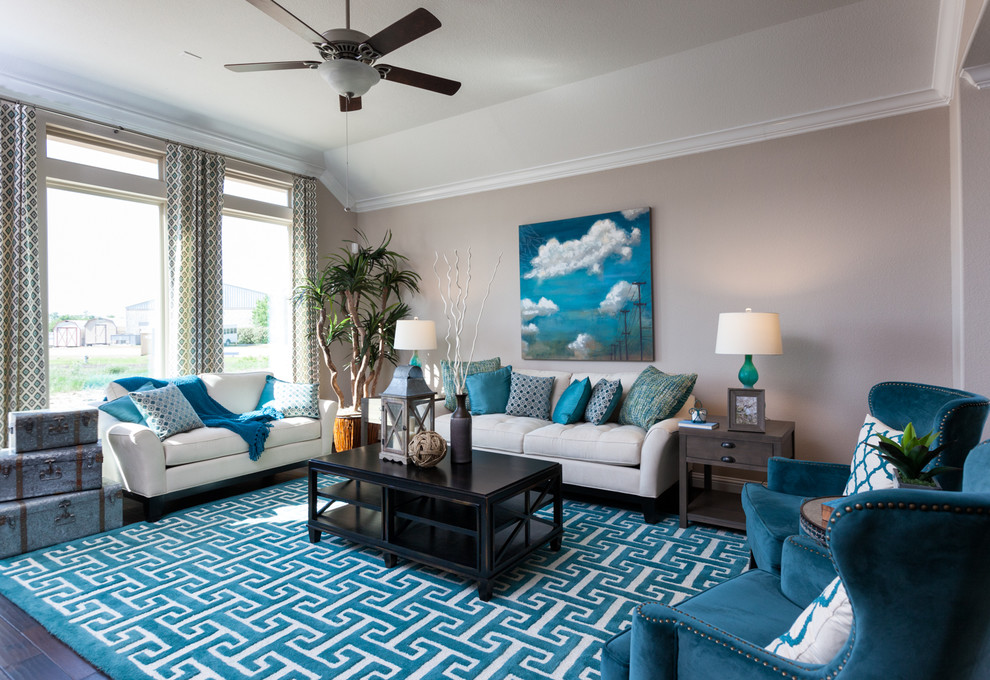 Immagine di un soggiorno minimal di medie dimensioni e aperto con sala formale, pareti bianche e pavimento in legno massello medio