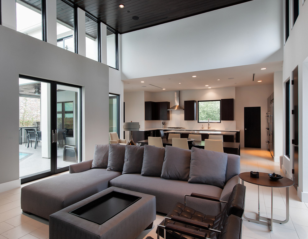 Mittelgroßes, Offenes Modernes Wohnzimmer mit weißer Wandfarbe und Keramikboden in Houston