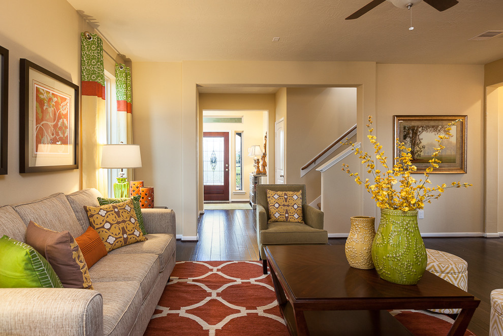 Стильный дизайн: открытая гостиная комната среднего размера в классическом стиле с желтыми стенами и темным паркетным полом без камина - последний тренд