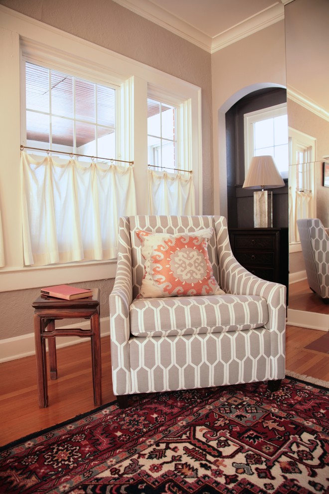 Стильный дизайн: изолированная гостиная комната среднего размера в стиле неоклассика (современная классика) с серыми стенами и светлым паркетным полом без камина, телевизора - последний тренд