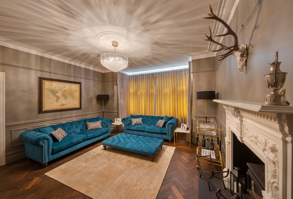 Imagen de salón cerrado ecléctico de tamaño medio sin televisor con paredes marrones, suelo de madera oscura, suelo marrón y estufa de leña