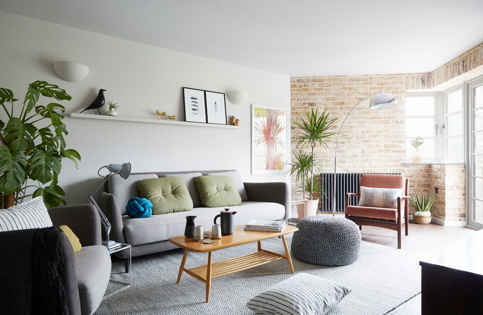 Modernes Wohnzimmer ohne Kamin mit Bambusparkett in London