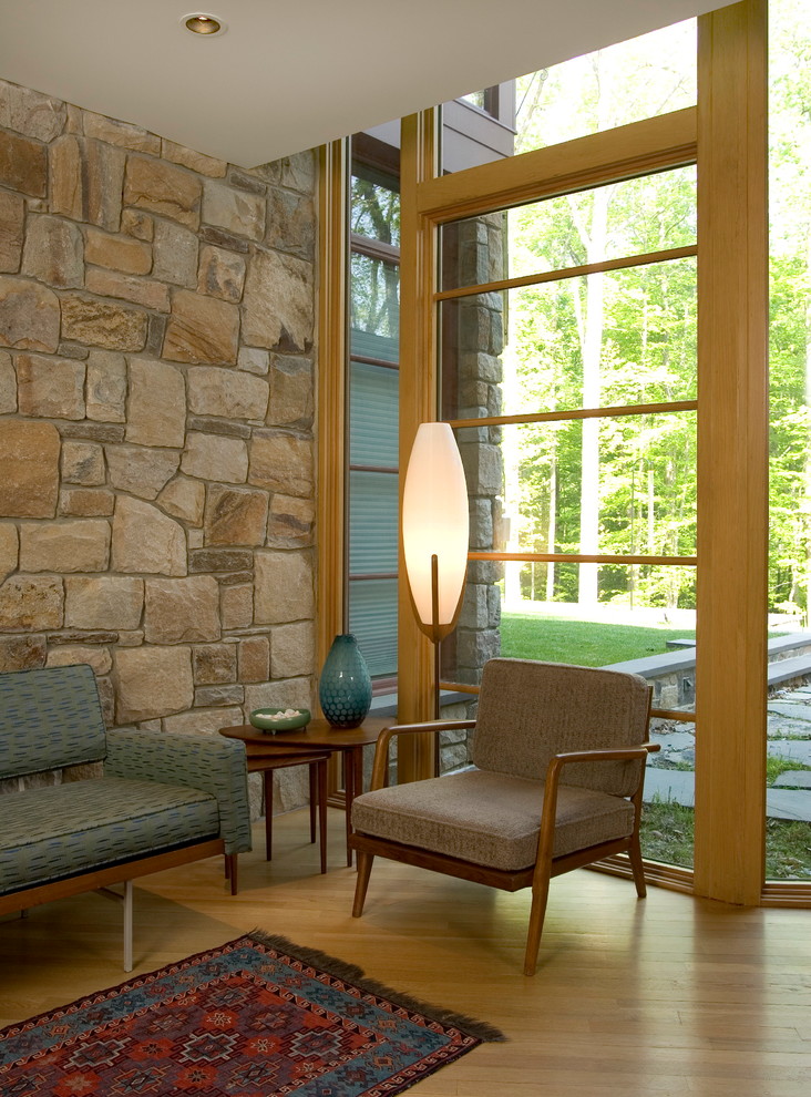 Diseño de salón para visitas abierto minimalista grande sin televisor con suelo de madera en tonos medios y suelo marrón
