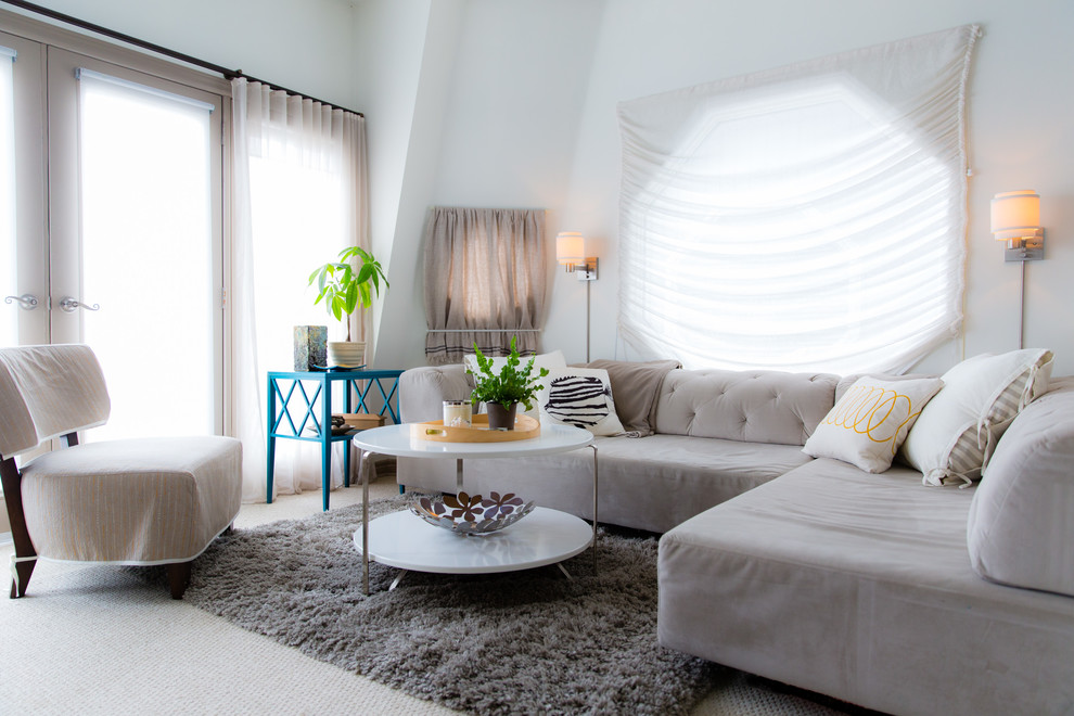 Foto di un piccolo soggiorno costiero aperto con pareti bianche, moquette e TV a parete